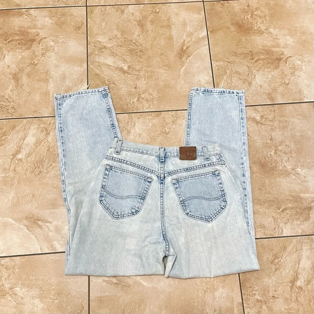 Vintage 90’s LEE Riveted Vintage High-Rise Light Wash Mom Jeans 28 waist - Picture 3 of 6
